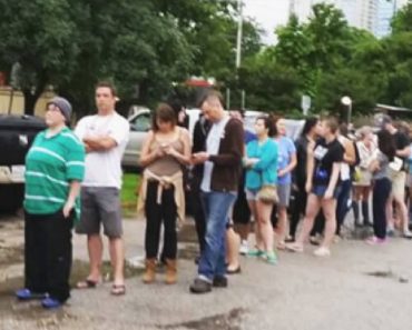 After Massive Flooding, People Line Up In Front Of Animal Shelter To Help